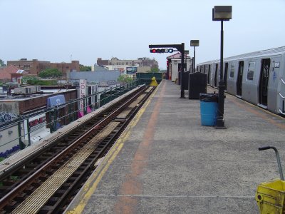 Ditmars Blvd end of track bumper north view.JPG