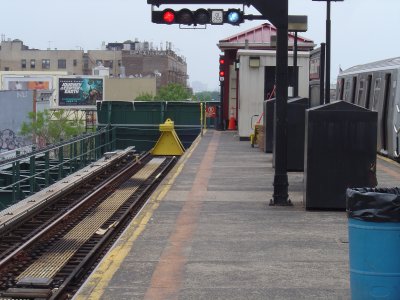 Ditmars Blvd end of track bumper.JPG