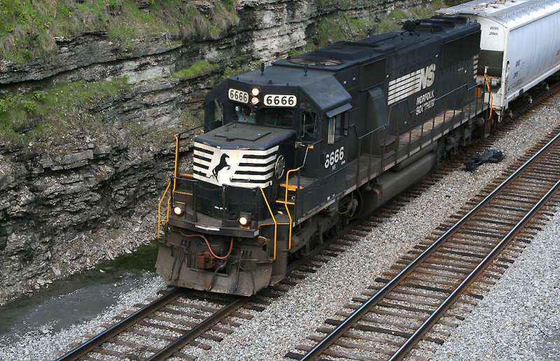 NS 6666 at North Wye