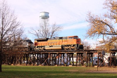 BNSF 9306 leads NS train 23G at Shelbyville KY