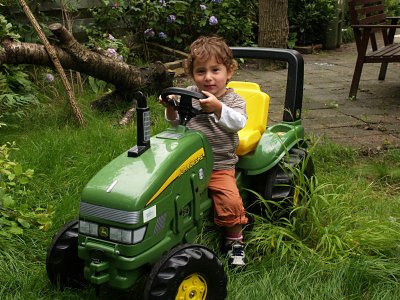 Yannick op de tractor