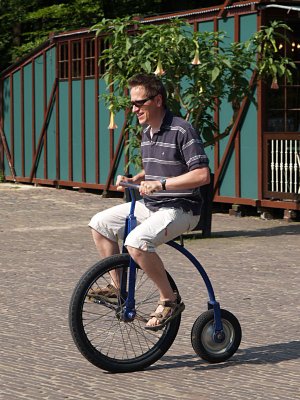 Hidde op de ouwe fiets