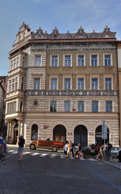 Building on Nerudova Street.jpg