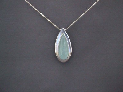 This approx 3cm aquamarine can be worn either pointy end up or down. Sold