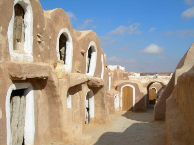 Situ  quelques kilomtres au sud de Medenine, ce petit village berbre conserve de trs belles ghorfas. 

Elles gardent dailleurs des souvenirs du passage de lquipe de tournage de Georges Lucas pour un des pisodes de Star Wars (ce qui dnature un peu le site). 
