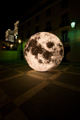 The Moon, come to Lisbon
