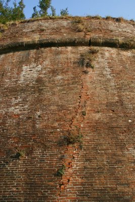 _MG_6121 cracked wall