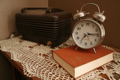 Clock And Radio That  Turn On Themselves