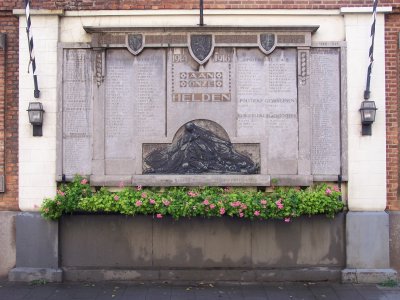 Oorlogsgedenkteken 1914-1918 en 1940-1945 Sint-Salvatorstraat
