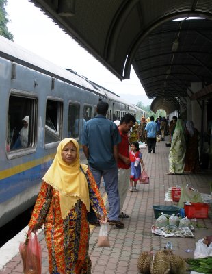 Train arrives, platform 1, Gua Musang