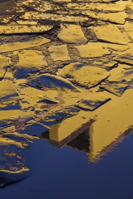 The intense reflections make the cobblestones look like they are made of gold...