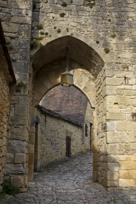 The streets are narrow,steep and cobbled.