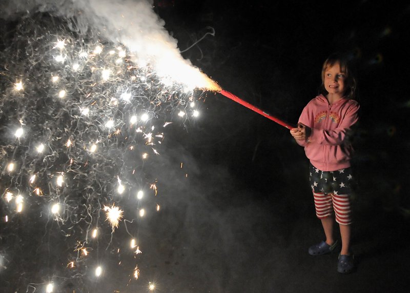 GIANT SPARKLER - ISO 3200