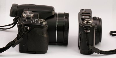SIZE COMPARISON OF THE FZ18 AND LX3 (RIGHT VIEW)