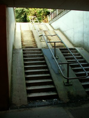 passage souterrain avec escaliers à Notre-Dame de Bonne-Odeur, Drève de la Chapelle - Kapeldreef.