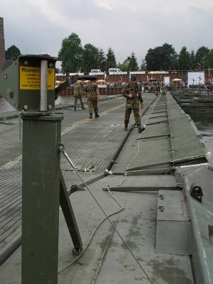 De 4Daagse over de brug in Cuijk.