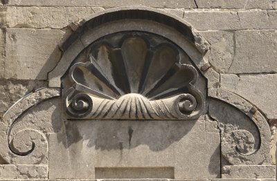 Havenplein, poort naast kerk