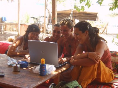 mirant les fotos de la inmersi, al nostre camp