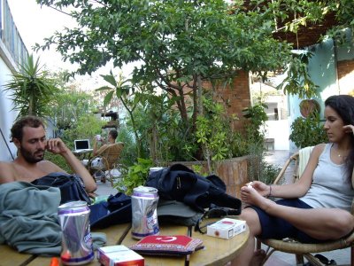 la Miriam recuperant-se de la primera de les migranyes del viatge... que no serà l'última! pobreta! porta fatal la calor!