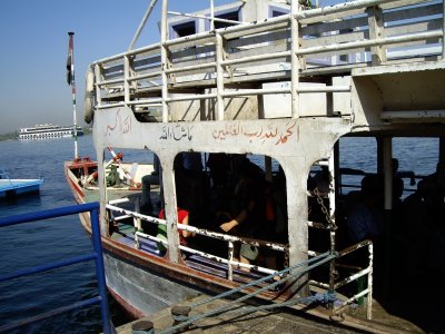 el ferry per anar a l'altra banda de Luxor, per visitar la Vall dels Reis i de les Reines