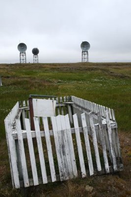 PtLonely_12Aug2009_ 137_Unidentified_Inupiat_Grave.JPG