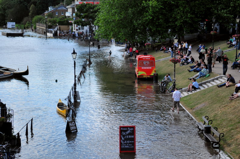 Flooded towpath at Richmond 2.jpg