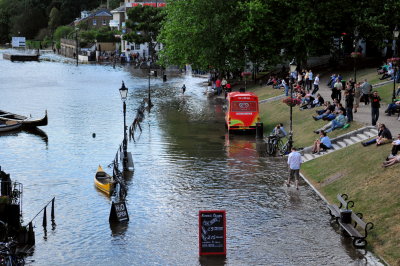 Flooded towpath at Richmond 2.jpg