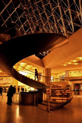 escalier de la pyramide du Louvre 1045
