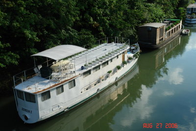 houseboats on the seine2.JPG