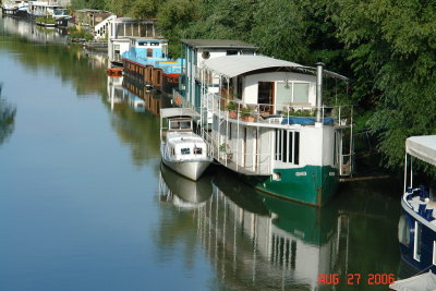 houseboats on the seine4.JPG