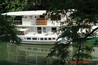 houseboats on the seine5.JPG