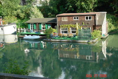 houseboats on the seine6.JPG