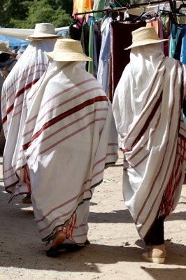Femmes djerbiennes en costume traditionnel