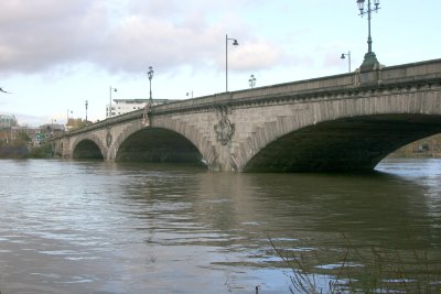 Kew bridge at high tide.