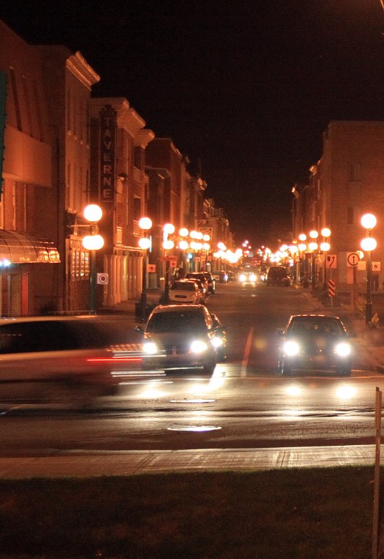 Rue des Cascades, le soir