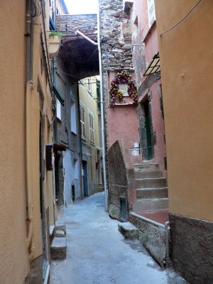 The narrow caruggi - Vernazza's alleyways.