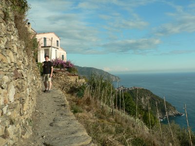 Coming up on the bar that is at the halfway point between Vernazza & Corniglia.