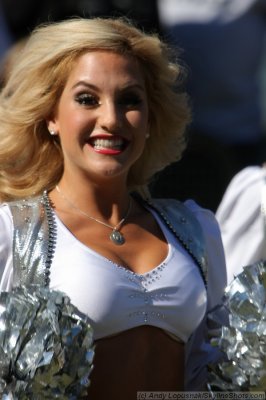 Oakland Raiders cheerleader