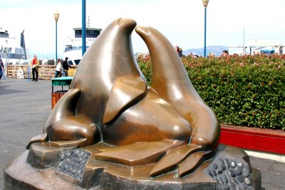 Kissing Sea Lions sculpture at Pier 39