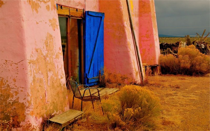 The Old Pink Schoolhouse at Tres Piedras