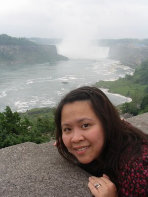 Ethel backdrop Niagara Falls (Cdn side yan)