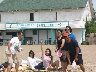 anong ginagagawa ni Ethel at nakataas pa ang kamay???