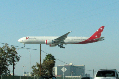 Virgin Australia 777 crosses Aviation Blvd prior to landing