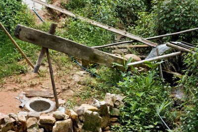 A water-powered mill for pounding rice