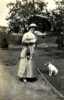 Marie Veldkamp  and her dog  in 1918