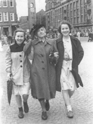 Johanna Bosmans with Martha and Henny Melde shopping in Amsterdam