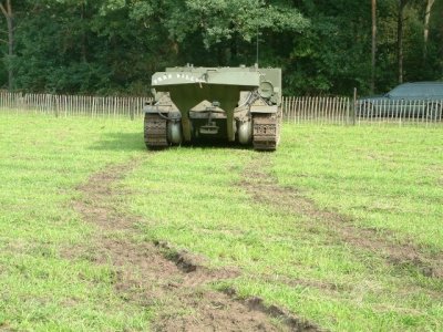 Waar deze tank geweest is groeit geen gras meer