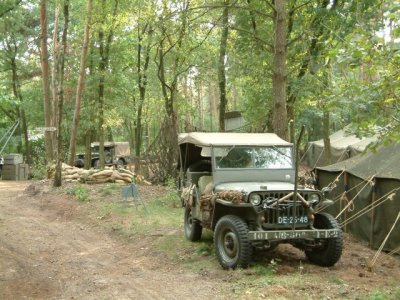 Jeep met draaddoorsnijder