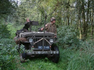 Jeep op bospad
