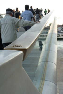 Kiss reflected on the  Calatrava bridge